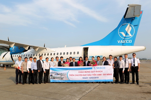 Chuyến bay đầu tiên trên đường bay Vinh - Đà Nẵng khởi hành từ Cảng hàng không Vinh. Ảnh: THẾ DỰ.