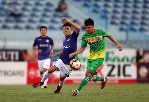 Quang Hải (bên trái) là cầu thủ của Hà Nội FC thu hút được nhiều sự chú ý.