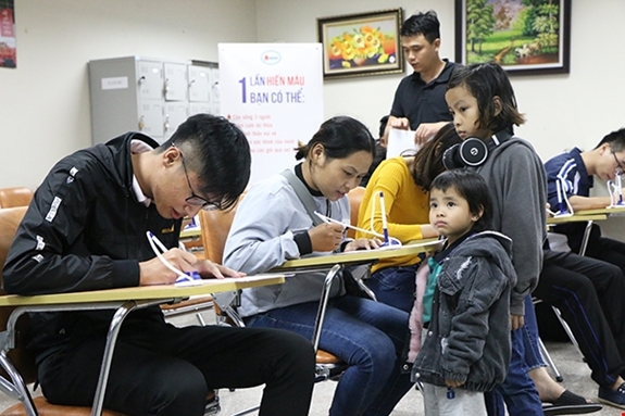 Nhiều người dân đã tới Viện hiến máu trong ngày cuối tuần trước thông tin khan hiếm máu sau Tết.