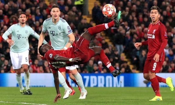 Pha tung người móc bóng của Sadio Mane ở phút 38. Ảnh: The Guardian