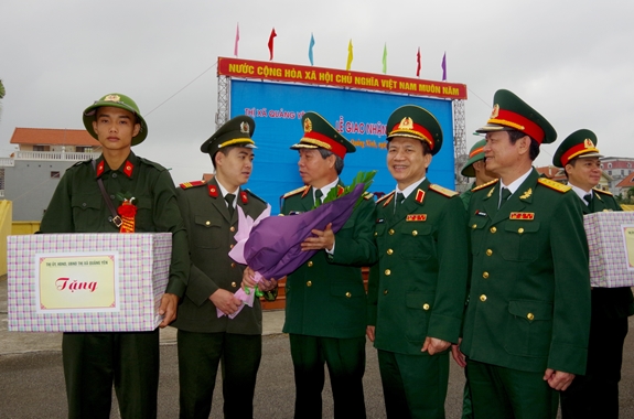 Trung tướng Đỗ Căn, Phó chủ nhiệm Tổng cục Chính trị động viên thanh niên thị xã Quảng Yên, tỉnh Quảng Ninh lên đường nhập ngũ. Ảnh: VĂN ĐẢM