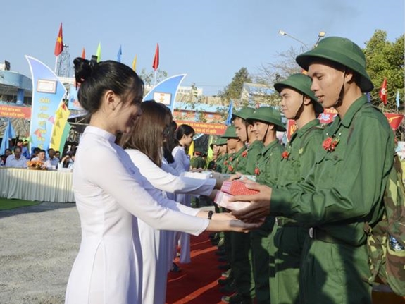 Thanh niên nhập ngũ ở TP Vũng Tàu, tỉnh Bà Rịa-Vũng Tàu lên đường về đơn vị mới. Ảnh: HOÀI ÂN