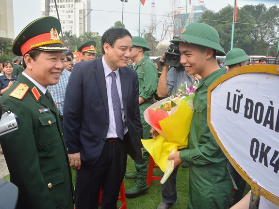 Trung tướng Lê Hiền Vân, Phó chủ nhiệm Tổng cục Chính trị và lãnh đạo tỉnh Nghệ An động viên thanh niên TP Vinh, tỉnh Nghệ An lên đường nhập ngũ. Ảnh: LÊ ANH TẦN