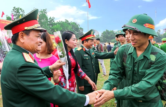 Thượng tướng Nguyễn Phương Nam, Ủy viên Trung ương Đảng, Phó tổng Tham mưu trưởng với các chiến sĩ mới ở huyện Bình Xuyên, tỉnh Vĩnh Phúc. Ảnh: DUY TUẤN