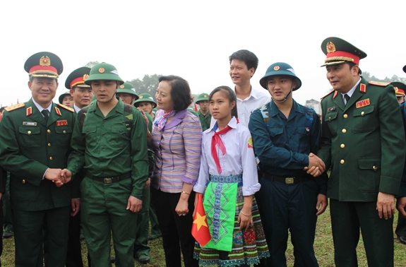 Thượng tướng Bế Xuân Trường, Ủy viên Trung ương Đảng, Thứ trưởng Bộ Quốc phòng động viên thanh niên nhập ngũ tại TP Yên Bái, tỉnh Yên Bái. Ảnh: DUY TUẤN