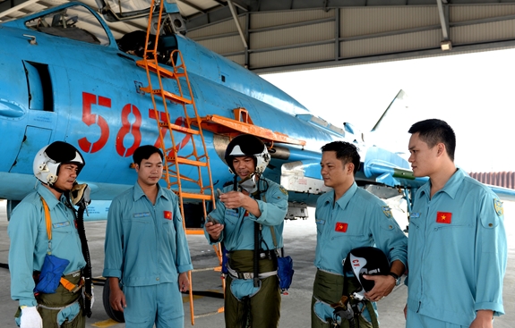 Phi công Trung đoàn 929 trao đổi kinh nghiệm sau chuyến bay.