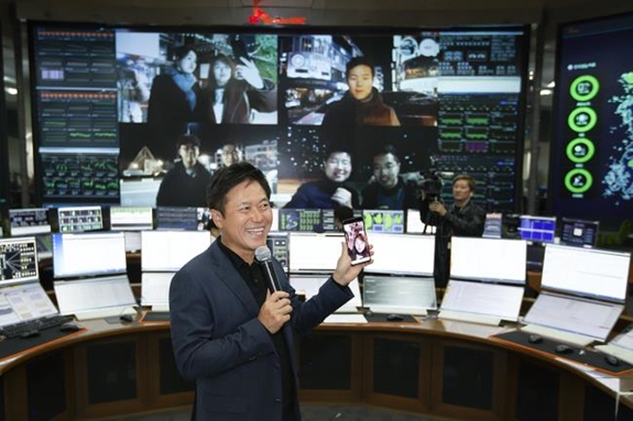 Ông Park Jung-ho, Giám đốc điều hành của SK Telecom giới thiệu mẫu điện thoại thông minh hỗ trợ mạng 5G tại Hàn Quốc. Ảnh: Korea Herald.