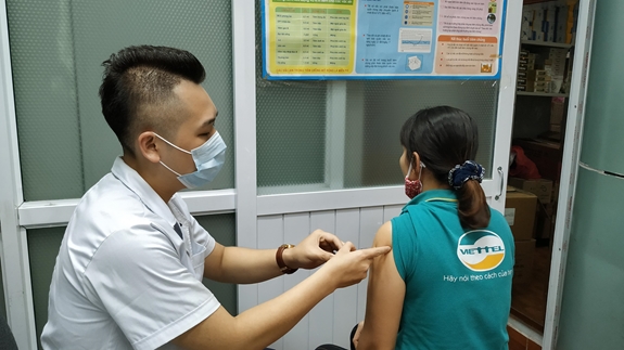 Người lớn đến tiêm vắc-xin sởi tại Bệnh viện Bệnh Nhiệt đới Trung ương. Ảnh: AN AN