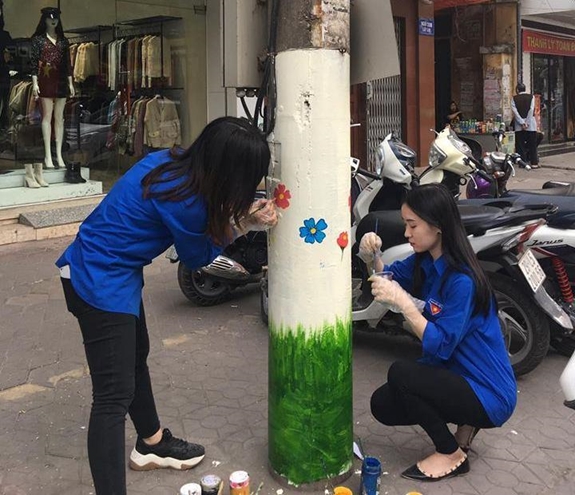 Đoàn viên, thanh niên thực hiện công trình “Cột điện nở hoa” tại tuyến đường Lê Lợi (TP Hải Phòng).