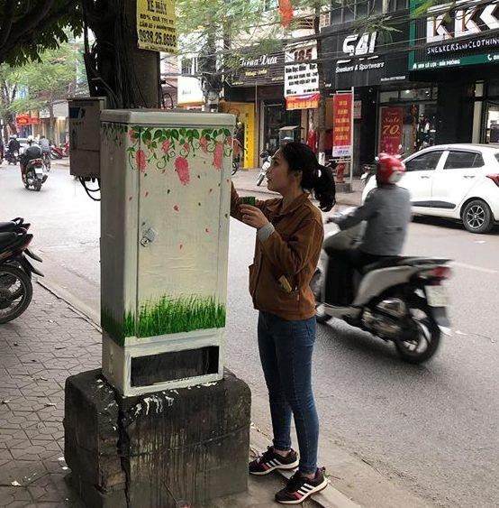 Các hộp điện được bóc dỡ quảng cáo trái phép và trang trí đẹp mắt.