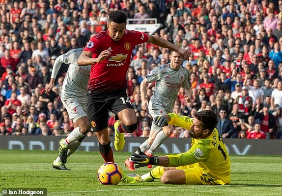 Cơ hội nguy hiểm nhất của Man Utd thuộc về Lingard nhưng anh không thắng được thủ thành Alisson trong pha đối mặt. Ảnh: Dailymail