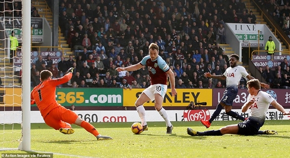 Barnes ấn định chiến thắng 2-1 cho đội chủ nhà. Ảnh: Reuters
