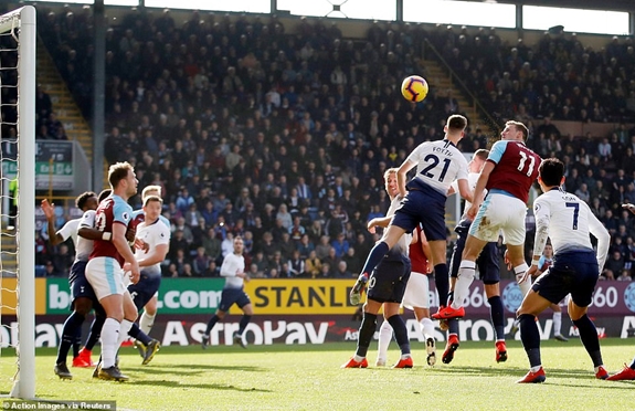 Wood đánh đầu mở tỷ số cho Burnley. Ảnh: Reuters