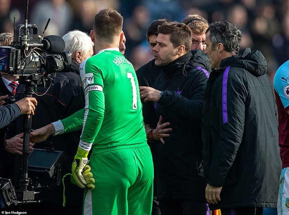 Sau trận, HLV Pochettino của Tottenham phàn nàn với tổ trọng tài về một số tình huống trong trận. Ảnh: Dailymail