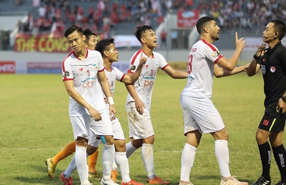Trung vệ Quế Ngọc Hải (số 3) nhận thẻ đỏ ở ngay vòng 1 V.League 2019. Ảnh: bongdaso.com