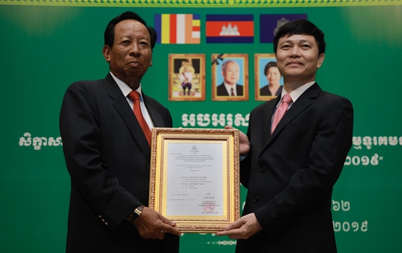 Đại diện Metfone đón nhận Huân chương Lao động hạng Nhất của Vương quốc Campuchia. Ảnh: QUỲNH MAI