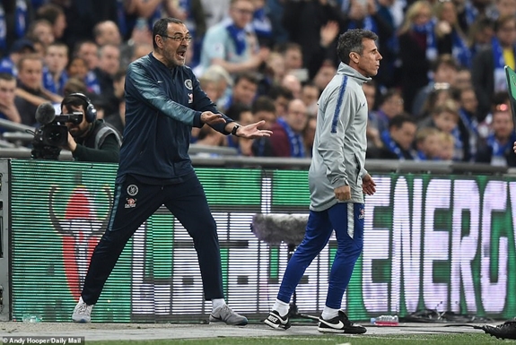 Hành động này của Kepa khiến HLV Sarri nổi nóng ngoài đường biên. Ảnh: Dailymail