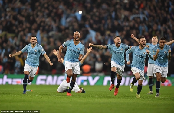 Trái ngược với đó là niềm vui chiến thắng của các cầu thủ Man City. Ảnh: Dailymail