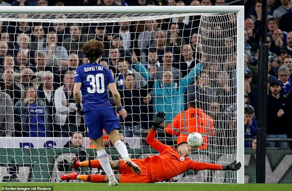 David Luiz cũng không thành công khi sút bóng dội cột dọc. Ảnh: Reuters