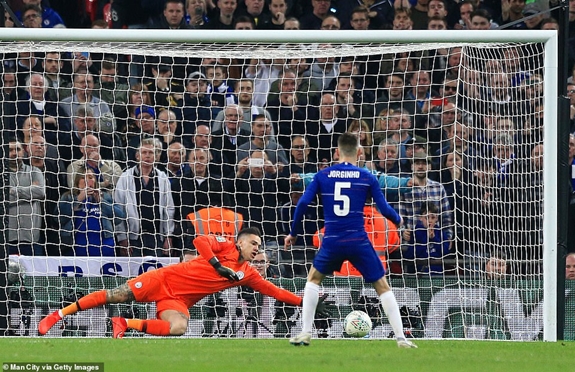 Jorginho không thắng được thủ thành Ederson ở ngay loạt sút luân lưu đầu tiên. Ảnh: Getty