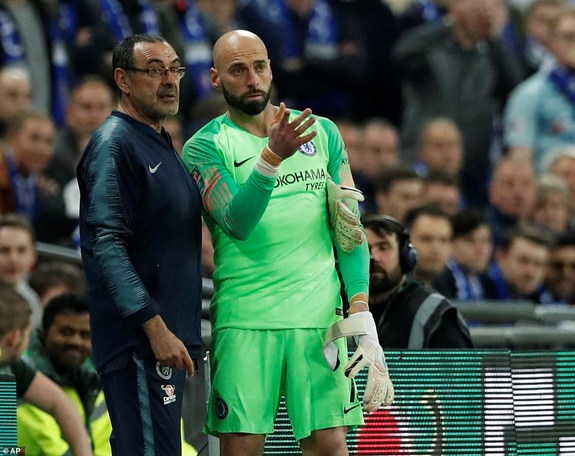 Rắc rối xảy đến với Chelsea trước loạt sút luân lưu. Nhận thấy thủ thành Kepa dính chấn thương, HLV Sarri quyết định tung thủ môn dự bị Caballero vào sân. Ảnh: Dailymail