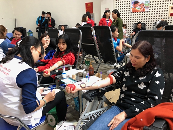 Đông đảo người dân tham gia hiến máu.