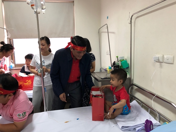 Tặng quà bệnh nhi Khoa Bệnh máu trẻ em (Viện Huyết học-Truyền máu Trung ương).