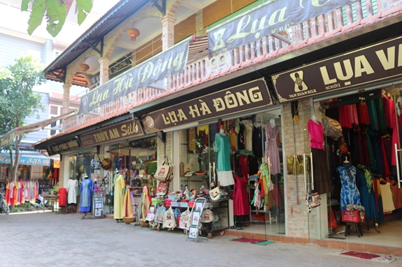Khu trung tâm thương mại trưng bày và bán các sản phẩm lụa Vạn Phúc.