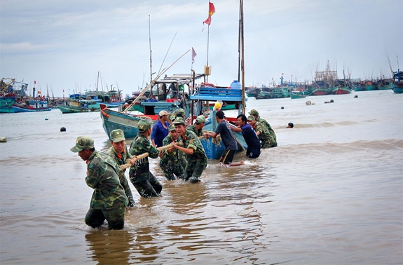 Cán bộ, chiến sĩ Trung đoàn 152 (Quân khu 9) giúp ngư dân xã đảo Thổ Châu di dời phương tiện đến nơi an toàn trước cơn bão số 1 (đầu tháng 1-2019).