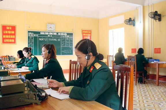 Kíp trực "hai giỏi" của các nữ báo vụ Lữ đoàn Thông tin 601.