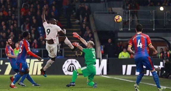 Lukaku tung cú sút nâng tỷ số lên 2-0 ở trận MU thắng Crystal Palace 3-1. Ảnh: The Irish Times.