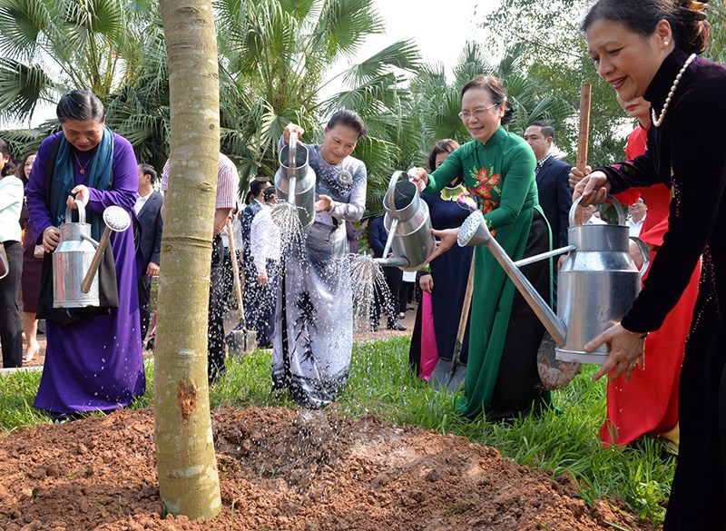 Phụ nữ Việt Nam giữ vai trò quan trọng trong công cuộc đổi mới, phát triển đất nước