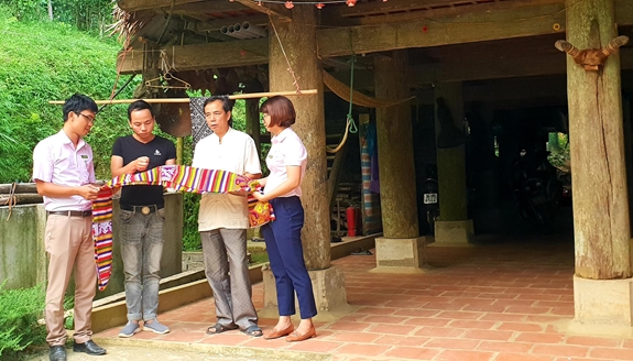 Anh Hà Huy Thục ở bản Đôn, xã Thành Lâm, huyện Bá Thước, tỉnh Thanh Hóa đang trao đổi với cán bộ NHCSXH về phương án quảng bá, phát triển sản phẩm du lịch.