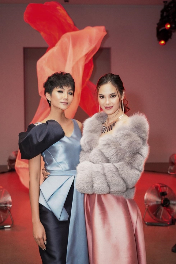 Thiết kế của Phương My được Hoa hậu Hoàn vũ 2018 Catriona Gray và Top 5 Hoa hậu Hoàn vũ H’hen Niê mặc tại New York Fashion Week 2019. Ảnh: MAI SON.