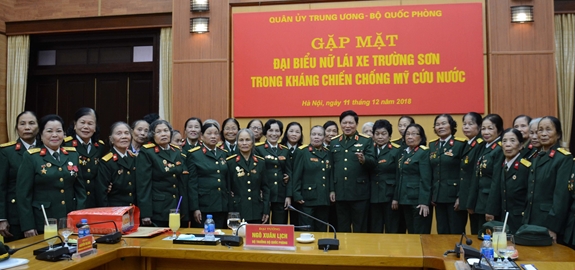 Đại tướng Ngô Xuân Lịch, chụp ảnh lưu niệm cùng Đại đội nữ lái xe Trường Sơn.