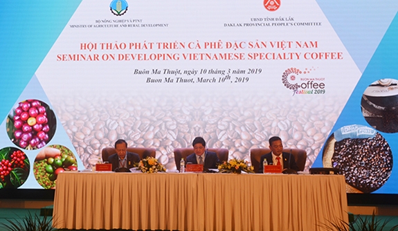 Đại diện Bộ Nông nghiệp và Phát triển nông thôn, UBND tỉnh Đắk Lắk và Hiệp hội Cà phê – Ca cao Việt Nam chủ trì hội thảo.