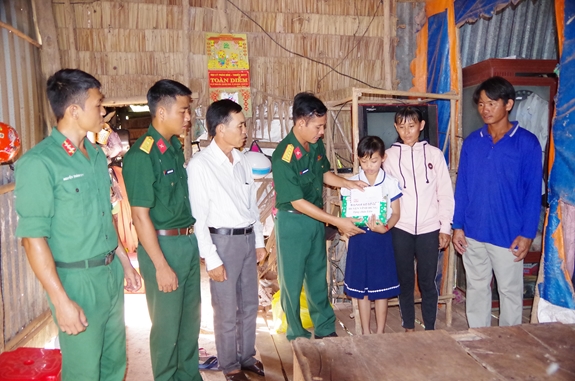 Đoàn cơ sở quân sự huyện Vĩnh Hưng tặng quà học sinh nghèo.