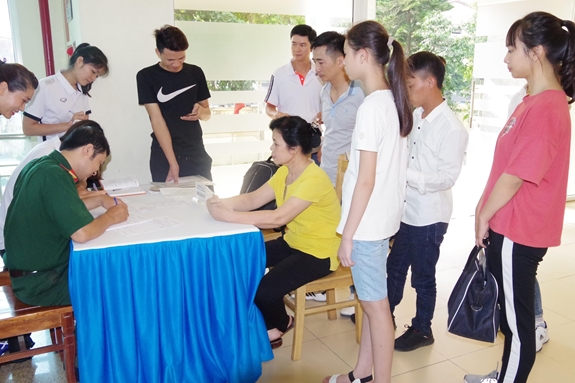 Một buổi đăng ký dự tuyển tại CLB Thông tin LienVietPostBank. Ảnh: HOA LƯ