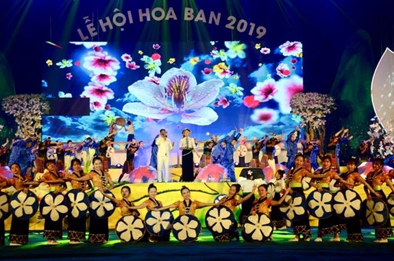 Trình diễn múa hát trong chương trình khai mạc Lễ hội Hoa ban năm 2019.