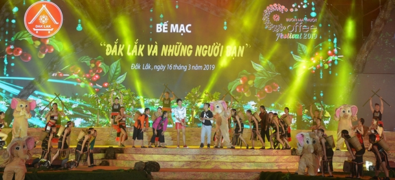 Giao lưu với Hoa hậu Hoàn vũ H'Hen Niê tại lễ bế mạc.