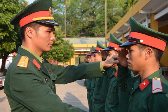 Đại uý Chu Huy Tập trong giờ huấn luyện chiến sĩ mới.