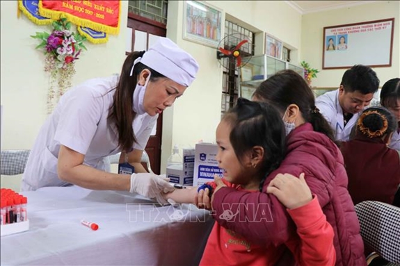 Tổ xét nghiệm lấy máu cho các cháu tại Trường Mầm non Thanh Khương, huyện Thuận Thành, tỉnh Bắc Ninh. Ảnh: TTXVN.