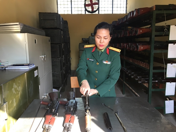 Trung úy QNCN Trần Thị Ngọc Huyền bảo quản vũ khí chuẩn bị cho đợt bắn đạn thật.