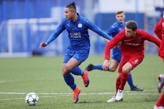 Faiq Bolkiah (bên trái) vẫn đang nỗ lực luyện tập, chờ có ngày được ra sân thi đấu ở Ngoại hạng Anh. Ảnh: Leicester City.