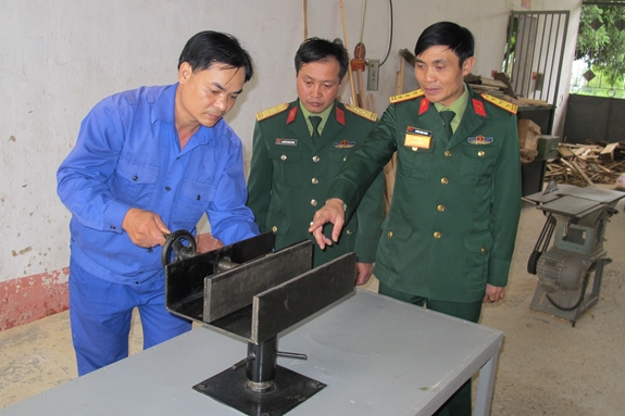 Nhân viên Kho KT887 giới thiệu giá bảo quản các loại kính trên xe tăng.