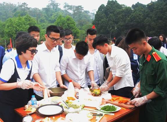 Thi nấu ăn tại Festival.