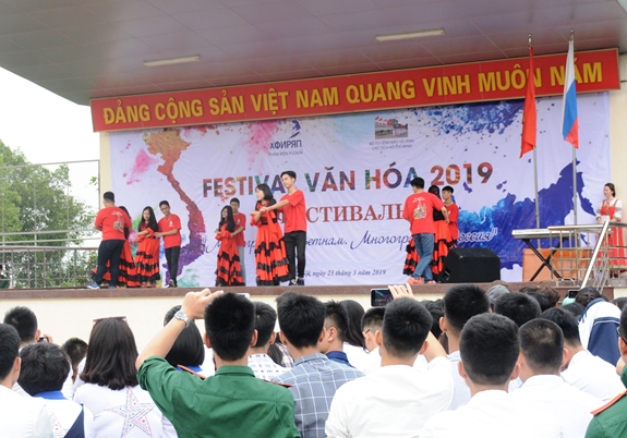 Thi tài năng văn nghệ.