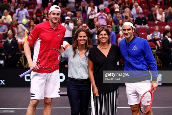 Federer sẽ chạm trán đương kim vô địch John Isner (trái) tại chung kết Miami Open 2019. Ảnh: Getty