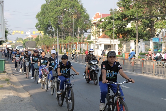Đông đảo tuổi trẻ ngành điện tham gia diễu hành xe đạp.