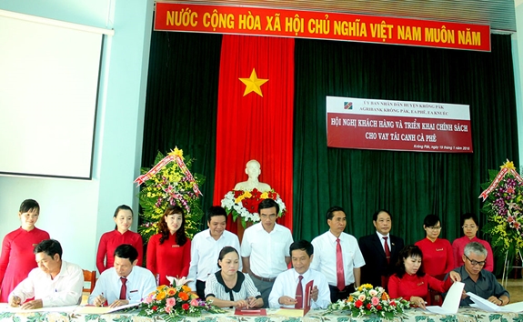 Từ năm 2013 đến nay, hàng loạt hội nghị tái canh cây cà phê được triển khai để đưa đồng vốn Agribank đến với doanh nghiệp và người nông dân.